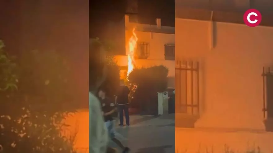 Vídeo | Polémica tras un incendio en una casa por el toro de fuego en Valencina