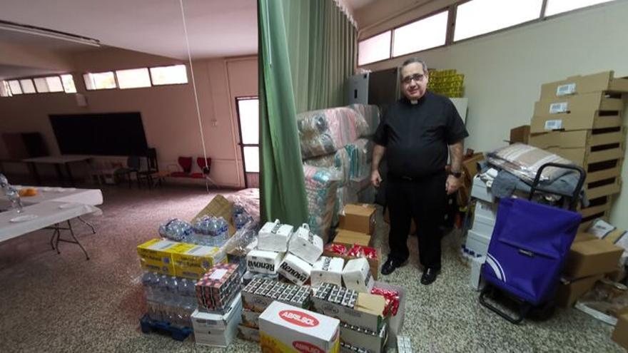 Pedro Miret con parte de los alimentos conseguidos.