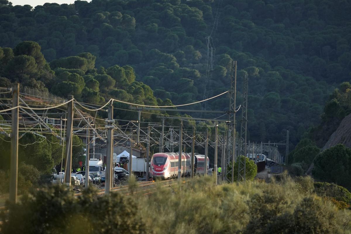 Imagen de la zona del accidente ferroviario con los convoyes de trenes siniestrados