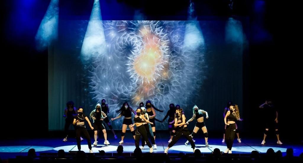 Los alumnos de danza urbana, en un momento de su actuación en el Ramos Carrión de Zamora.