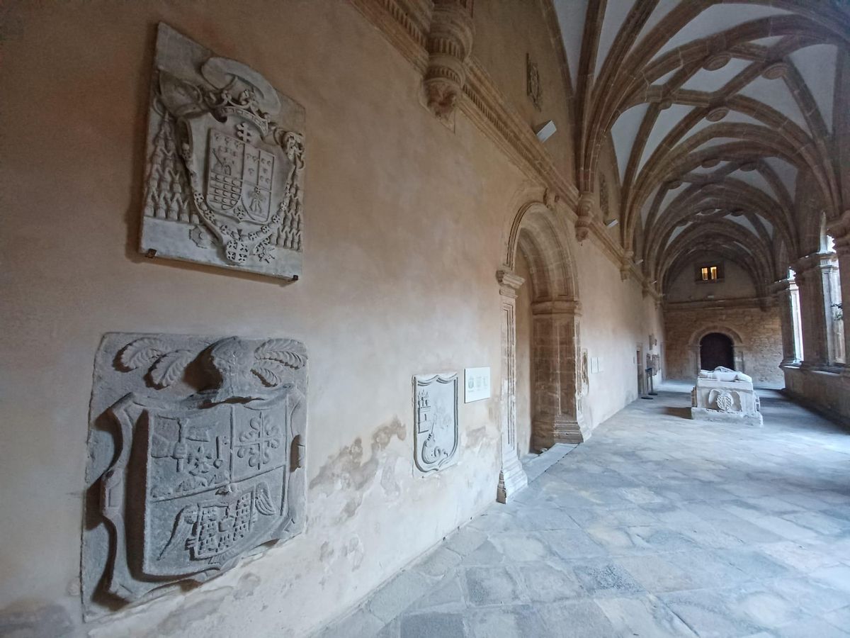 Claustro del Museo Arqueológico, en la planta baja, con una muestra de escudos nobiliarios y tumbas de nobles.