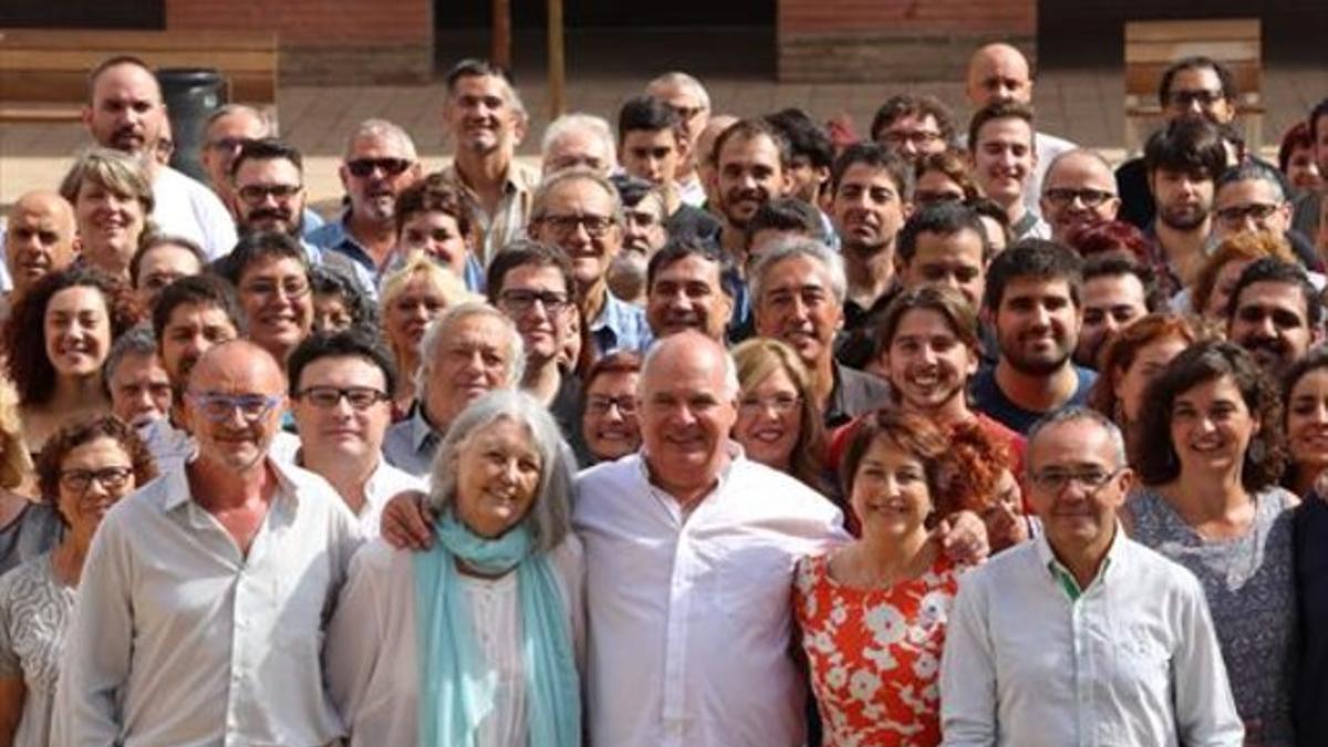 Lluís Rabell, con los miembros de su lista, en la presentación de la candidatura de Catalunya Sí que es Pot.