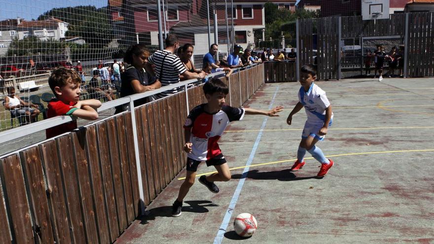 Un jugador intenta irse de su rival en uno de los partidos disputados ayer en Trabanca.