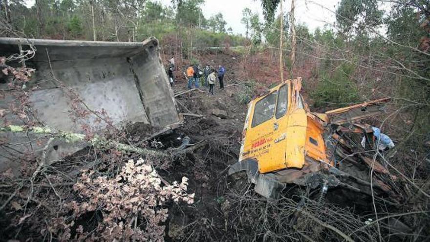 La cabina y el remolque del camión se desengancharon al volcar en el terraplén.  // Nick