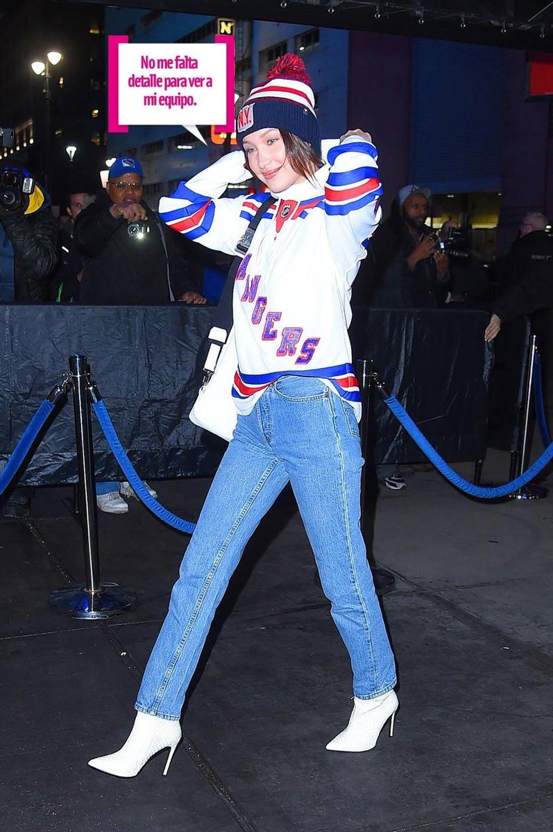 Bella Hadid, toda conjuntada con su camiseta de los Rangers