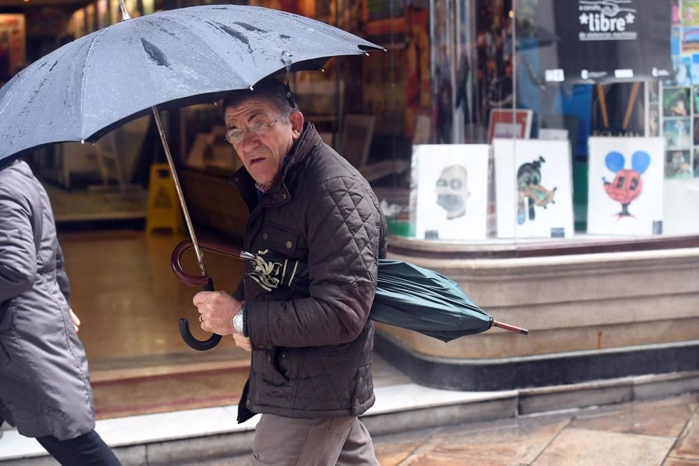 A Coruña soporta el frío con paraguas