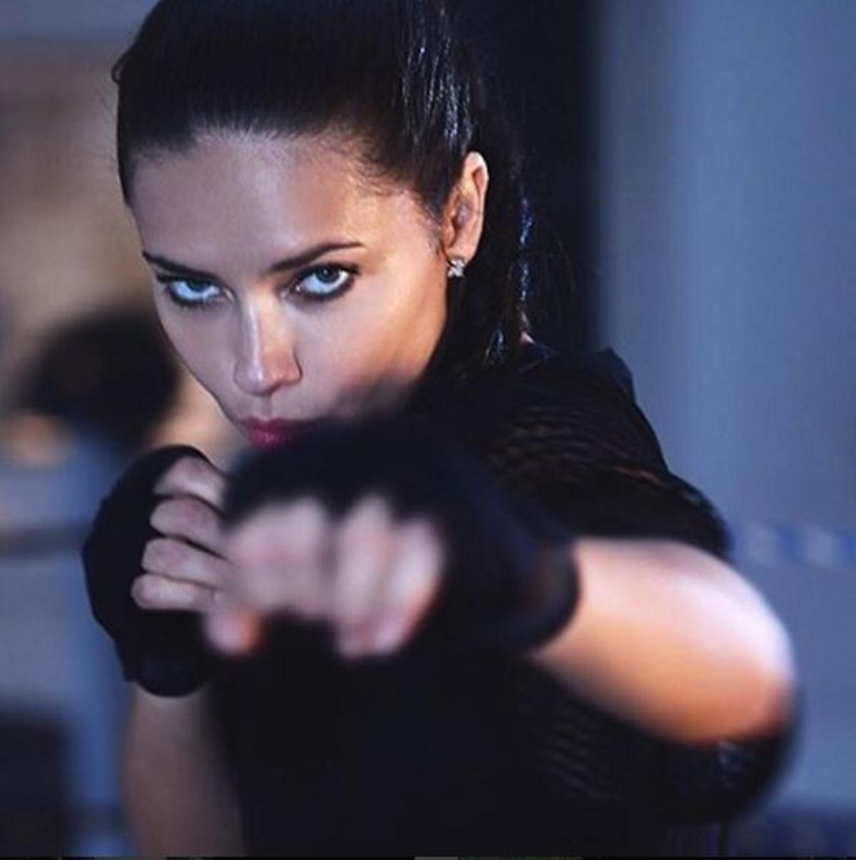 Adriana Lima hace... ¡Boxeo!