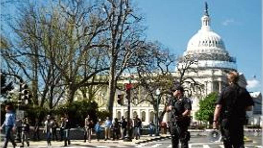 Dos policies vigilen mentre els evacuats surten del Capitoli.