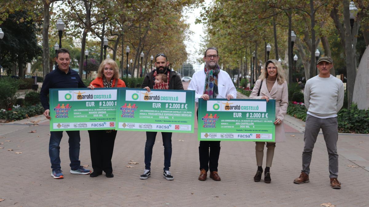 Marató bp Castelló ha vuelto a hacer entrega de los cheques solidarios que cada edición reparte entre ONGs de la provincia de Castellón gracias a la solidaridad de los corredores y corredoras que participan en la carrera.