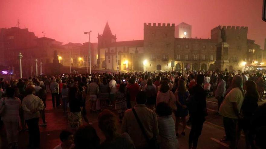 El cielo, nublado y rojo por los fuegos artificiales del domingo.