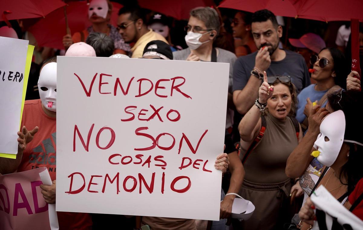 Manifestación frente al Congreso de la Plataforma de Afectados por la Abolición de la Prostitución, en 2022. Manifestación frente al Congreso de la Plataforma de Afectados por la Abolición de la Prostitución, en 2022.
