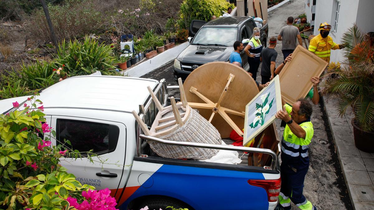 Desalojo de los vecinos de Todoque, en Los Llanos de Aridane, debido a la erupción del volcán en La Palma.