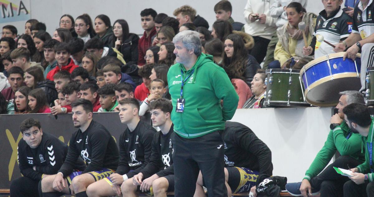 Paco Bustos, técnico del Ángel Ximénez, observa el juego.