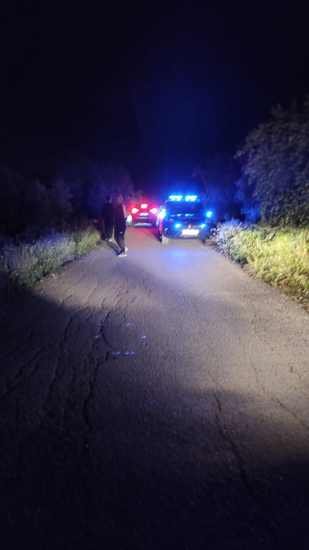 La policía continúa buscando a los cuatro individuos que intentaron atracar a una vecina el domingo por la noche.