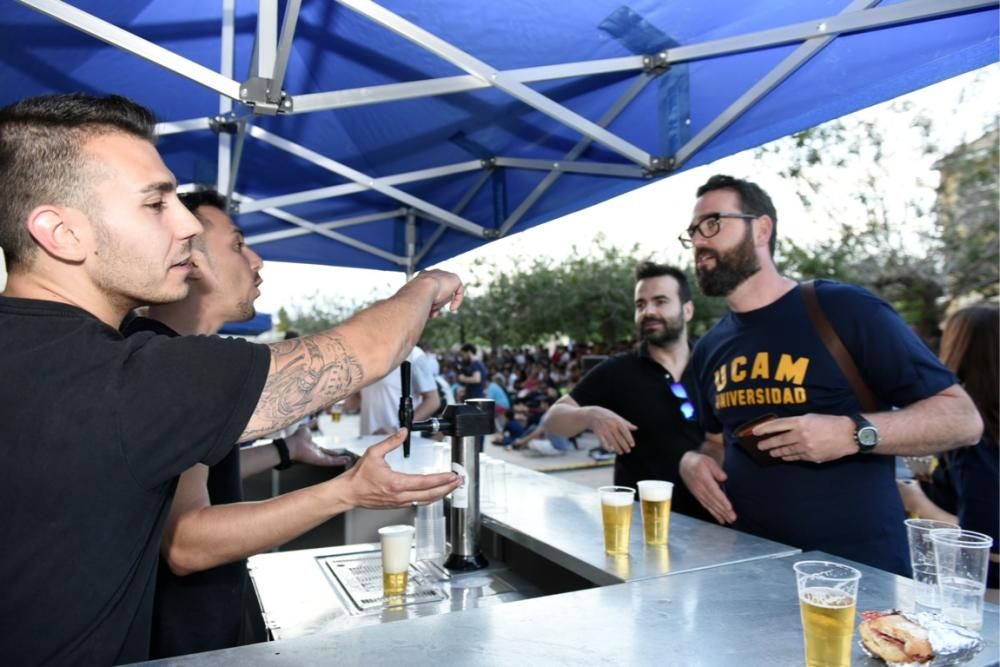 Los aficionados del UCAM lo celebran desde la universidad