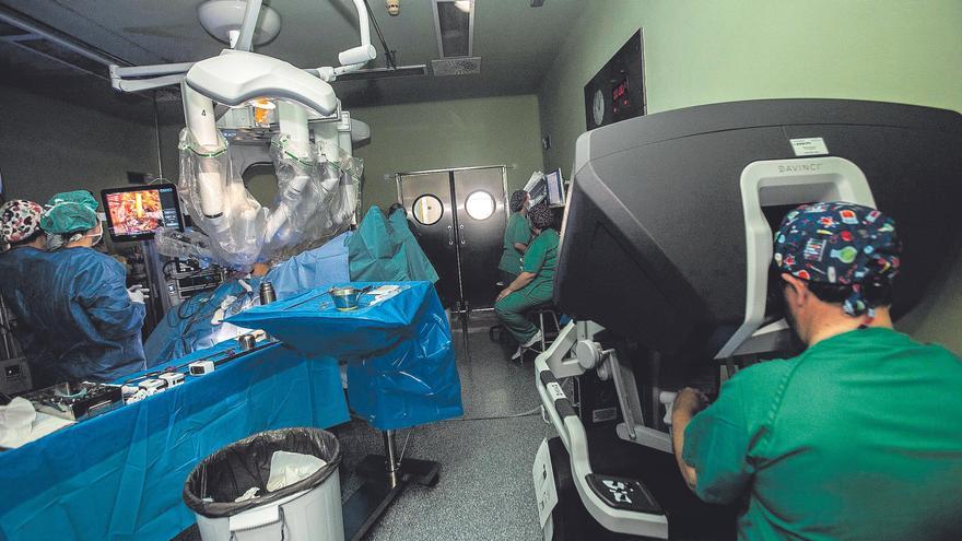 Un robot cirujano extirpa en Alicante los tumores malignos de páncreas más complicados