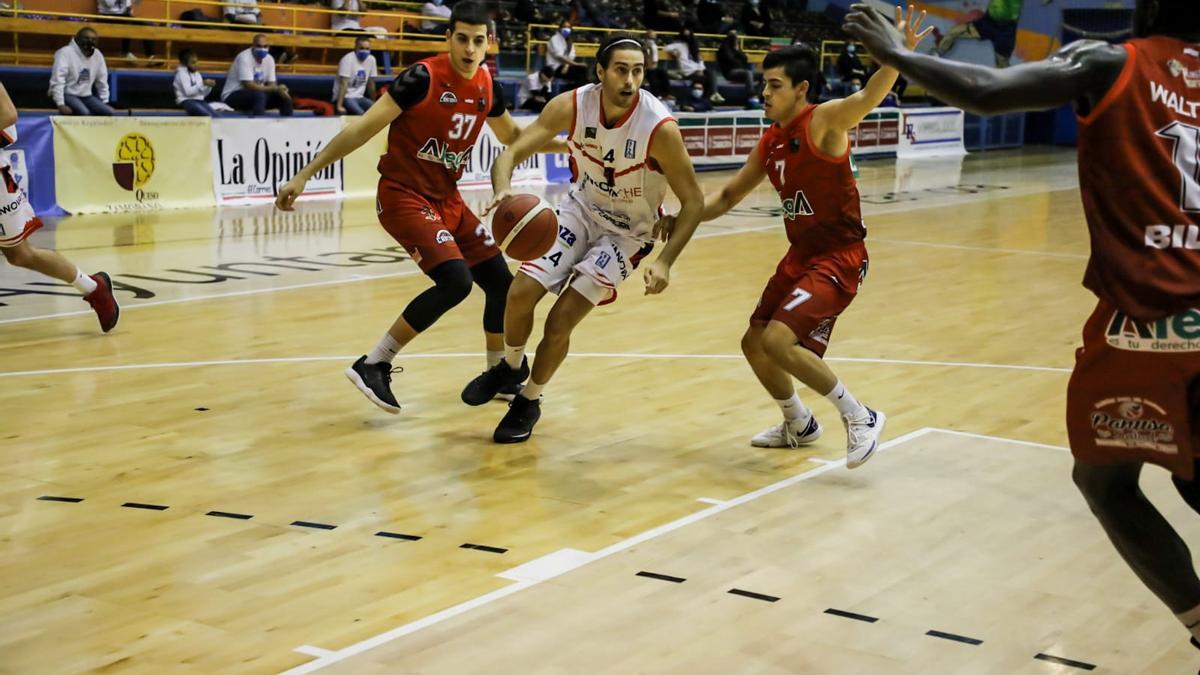 Mollins ataca la canasta el Grupo Alegra durante el choque en el Ángel Nieto