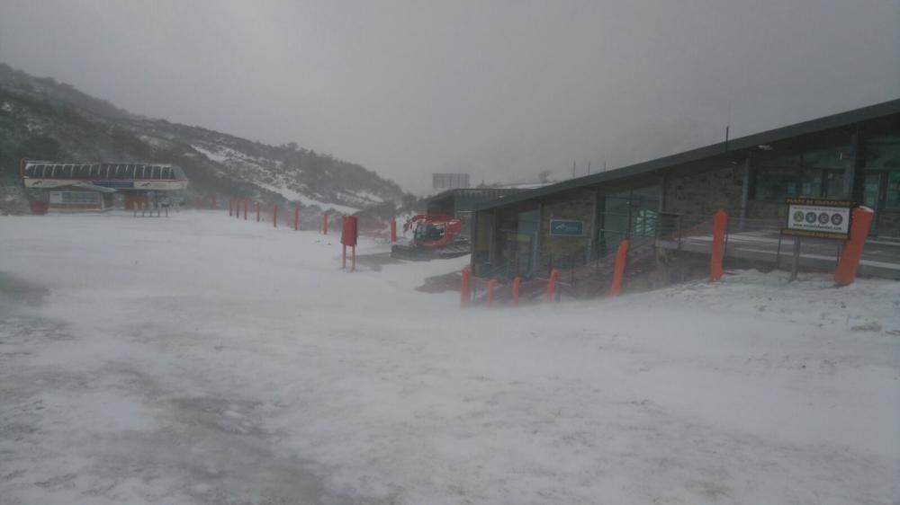 Nieve en la estación de esquí de Fuentes de Invierno