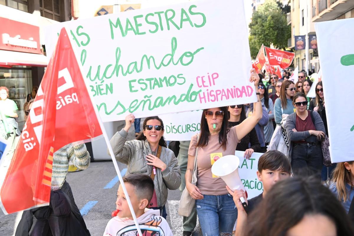 "Las maestras luchando también estamos enseñando", la educación pública se manifiesta en Elche