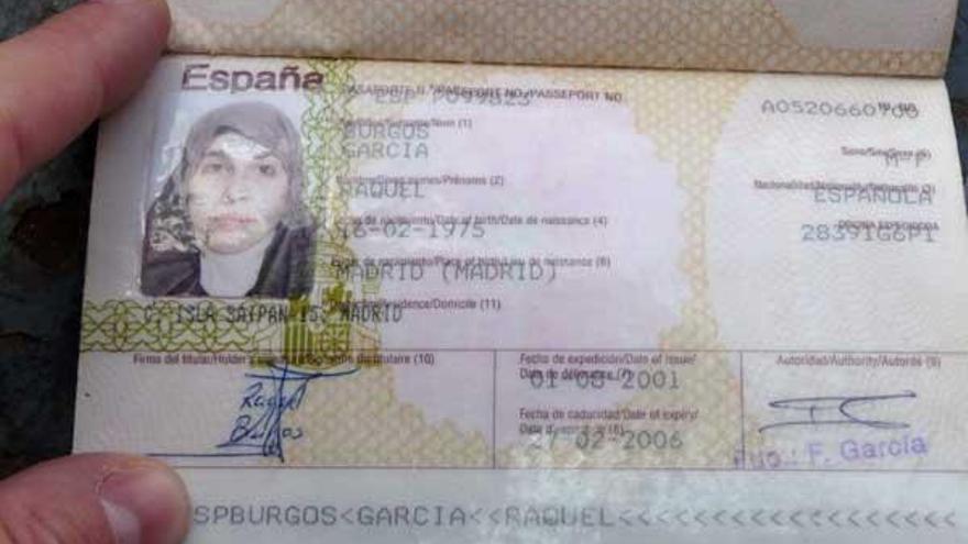 El pasaporte de la ciudadana española Raquel Burgos García que fue recobrado durante una operación militar contra miembros talibanes