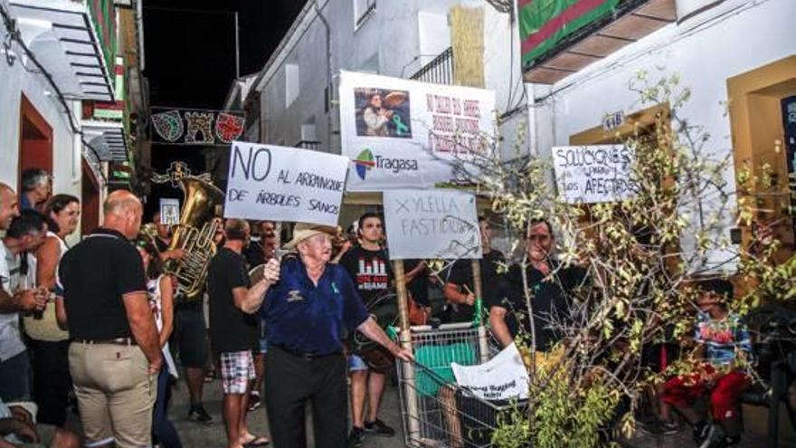 Uno de los grupos criticando las medidas del Consell contra la plaga de xylella en la provincia.