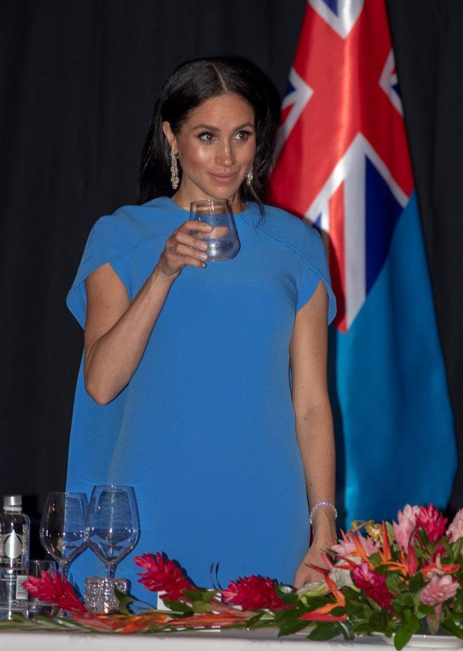 Meghan Markle brinda con agua en Fiji