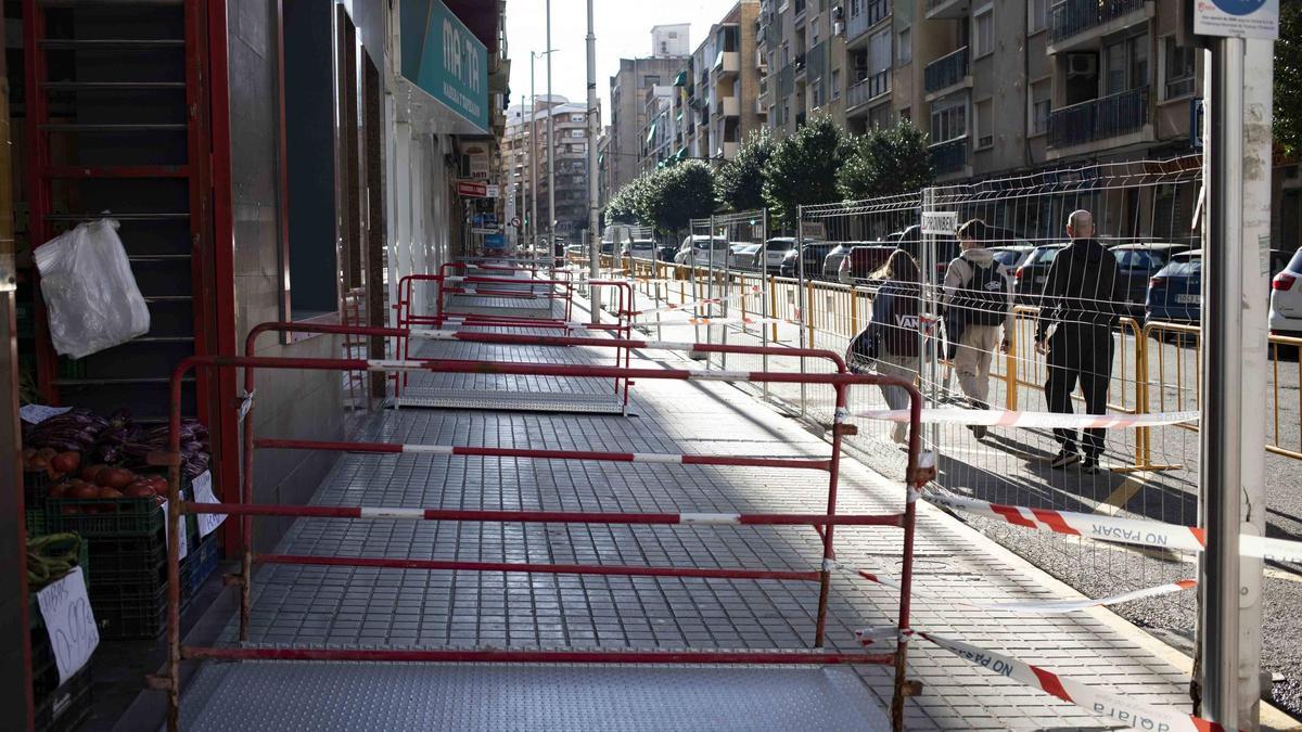 Vallado de la calle Gregorio Molina entre la calle Padre Claret y Carlos Sarthou para la reparación de aguas potables