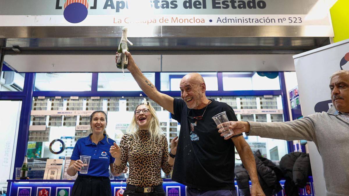 Premiados en la Lotería de Navidad celebran su suerte.