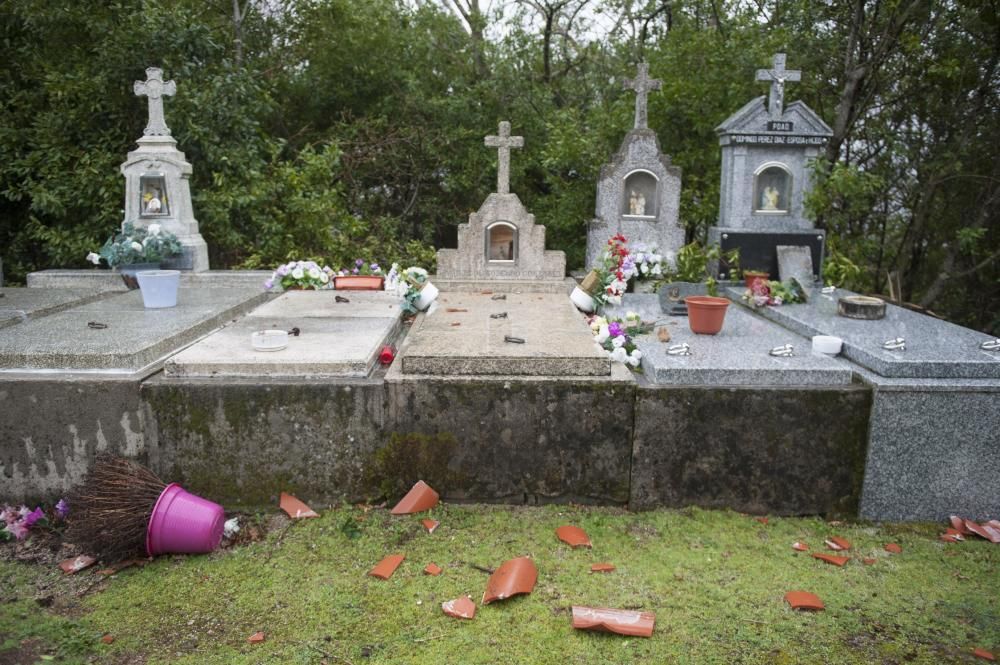 La fuerza de la borrasca provocó destrozos en los panteones y rompió sepulturas, además de derribar ornamentación funeraria y arrancar varias tejas de la cubierta de la iglesia de Padrendo