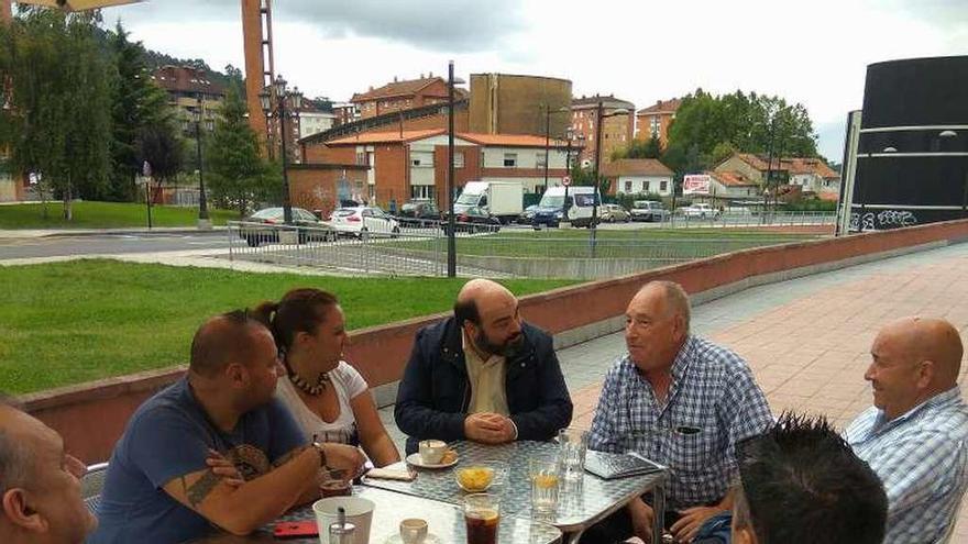 Agustín Iglesias Caunedo, en el centro, con varios vecinos del barrio.