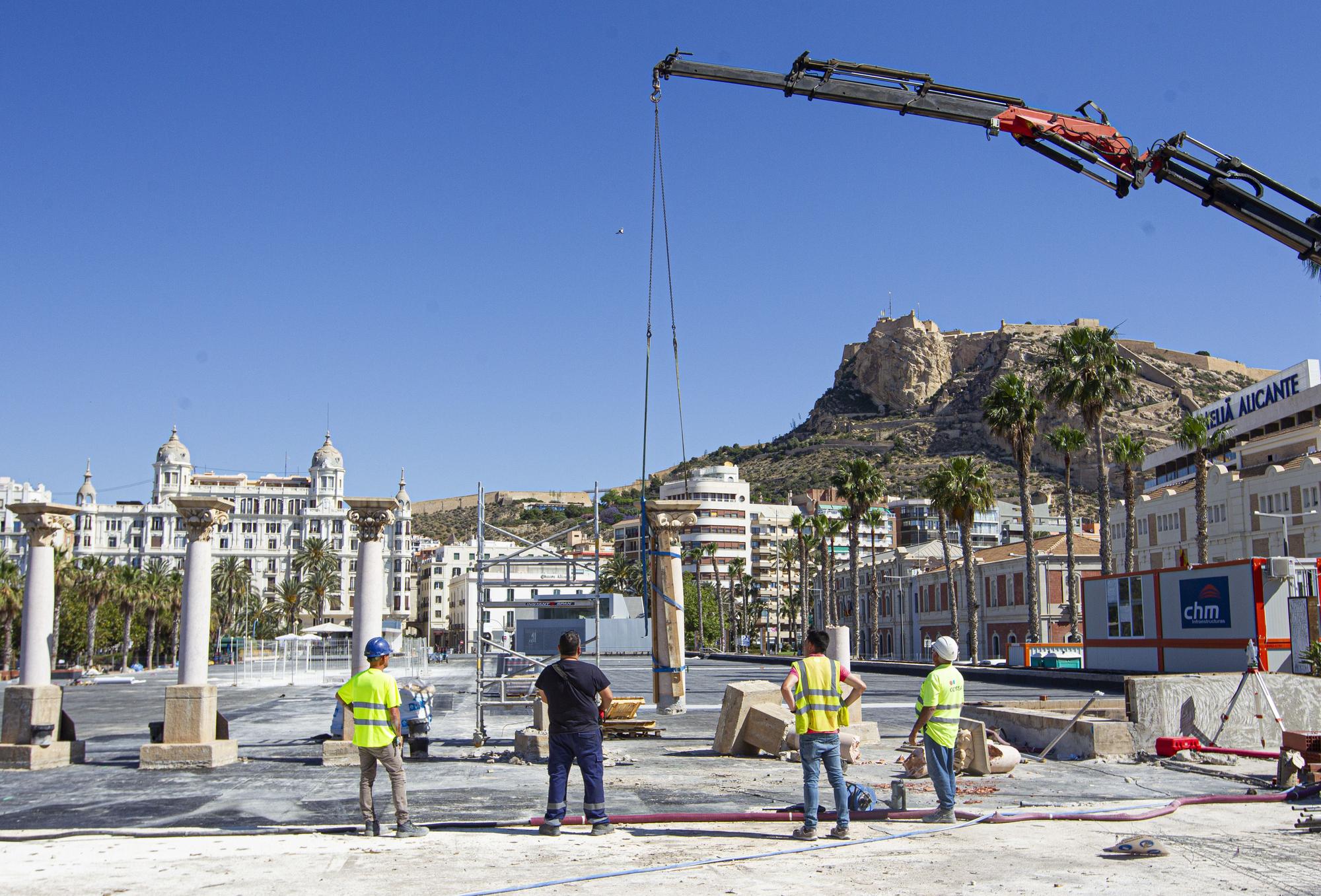 Retirada de las columnas de mármol rojo de la plaza del Puerto de Alicante