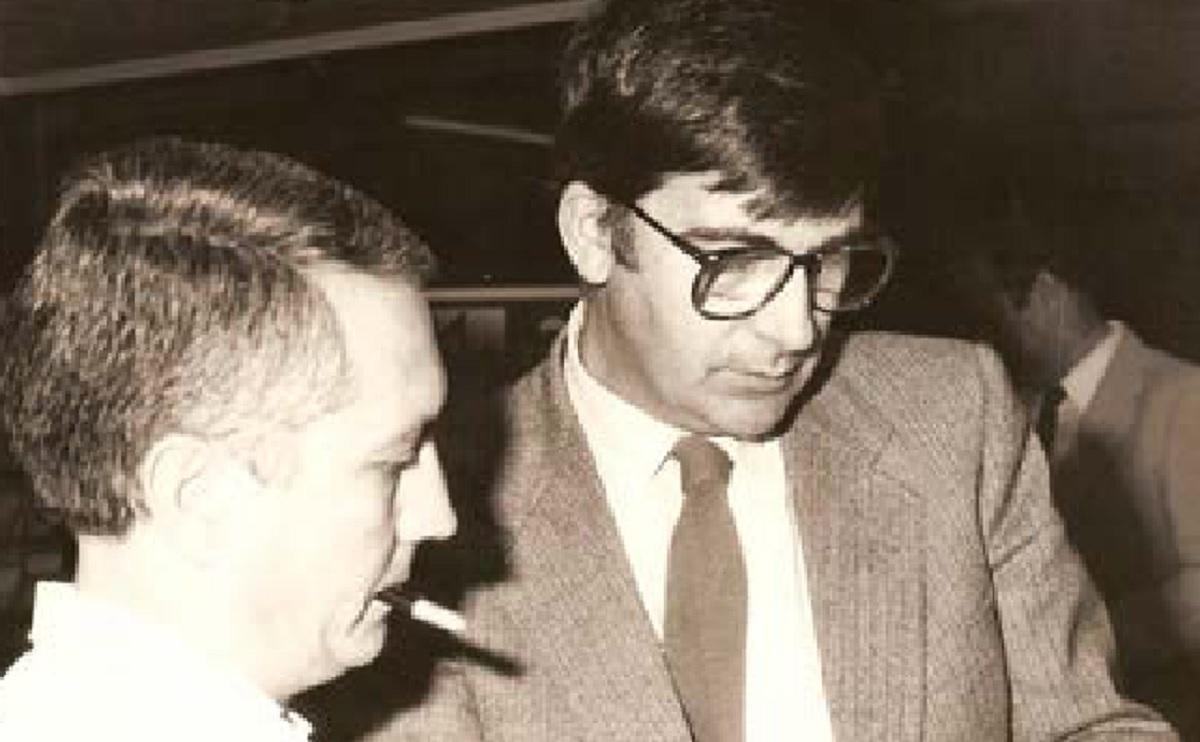 Ernest Lluch, en una presentación en la librería de Xàtiva.