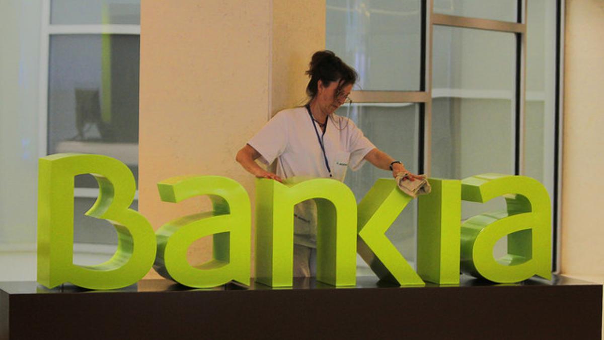 Una mujer limpia en la sede de Bankia en Valencia.