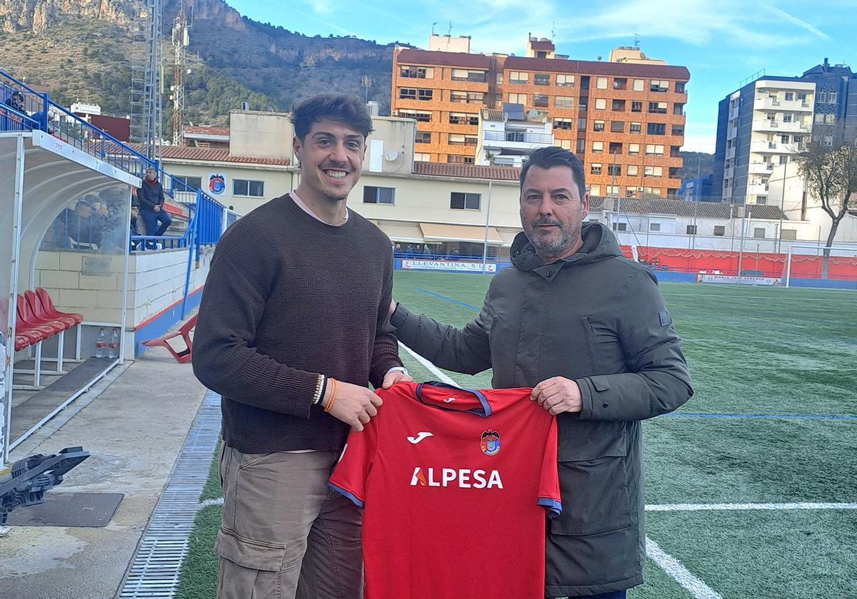 Sabater espera marcar muchos goles en su retorno a la UE Tavernes. El presidente le ha dado la bienvenida