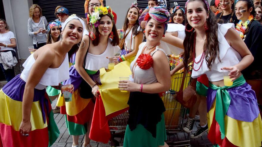 Una multitud celebra el carnaval en ple estiu a Sallent