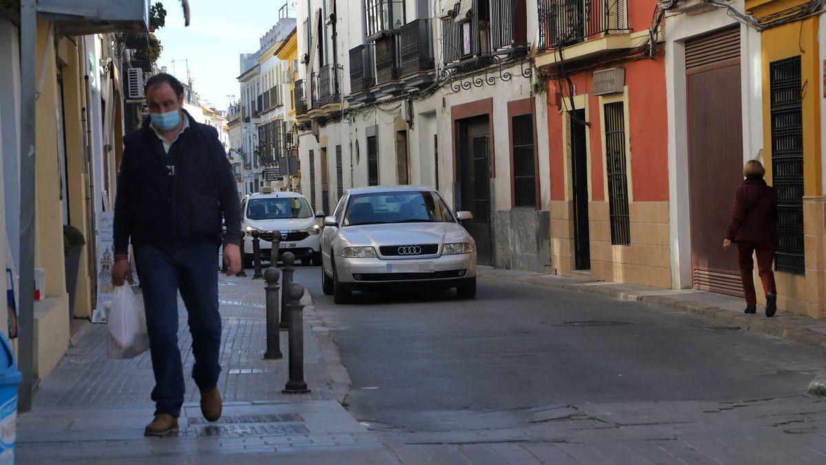 Un hombre transita por la calle Santa María de Gracia.