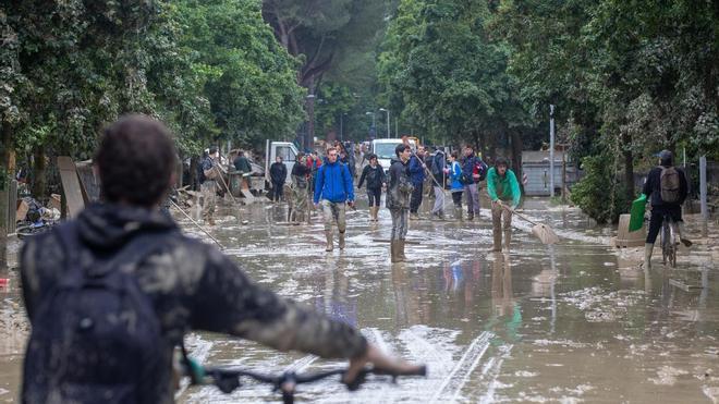 Decenas de personas circulan por una calle afectada por una inundación en el municipio italiano de Faenza.