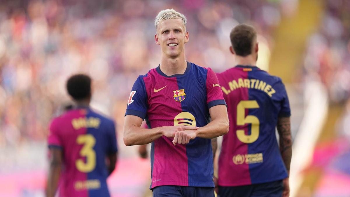 Dani Olmo, jugador del FC Barcelona, realiza el gesto del reloj invisible, celebración que ha registrado en la EUIPO.