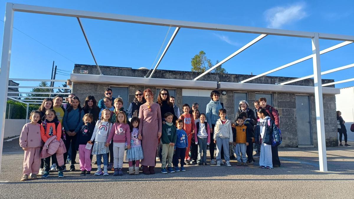 Los padres y los alumnos de Establiments agradecen la instalación de los toldos