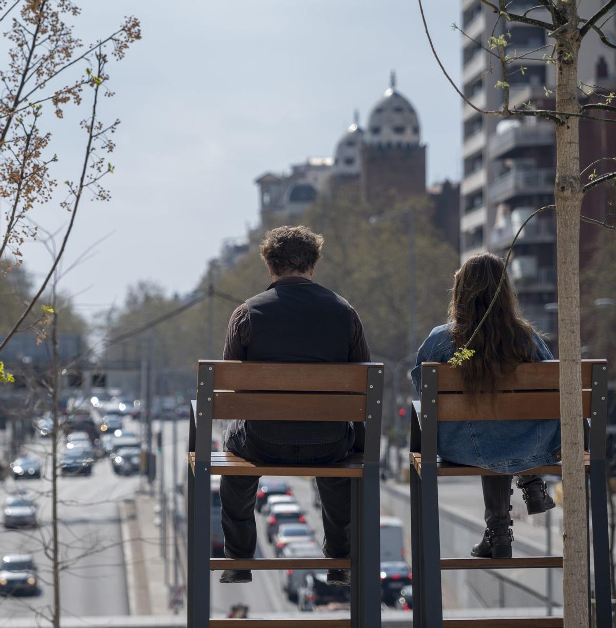 Dos elements de mobiliari urbà a la Gran Via, al costat del parc de Glòries. | JORDI COTRINA