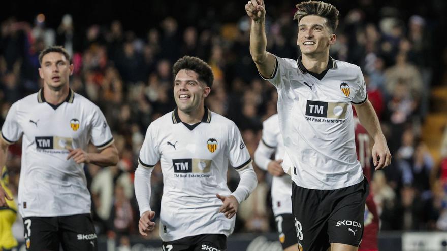 Pepelu, pieza indiscutible del Valencia, celebra junto a Fran Pérez un gol en Mestalla esta temporada.  | MANUEL BRUQUE/EFE