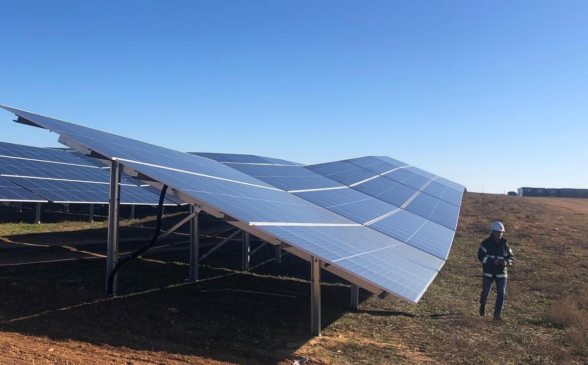 Un operario en una planta solar.
