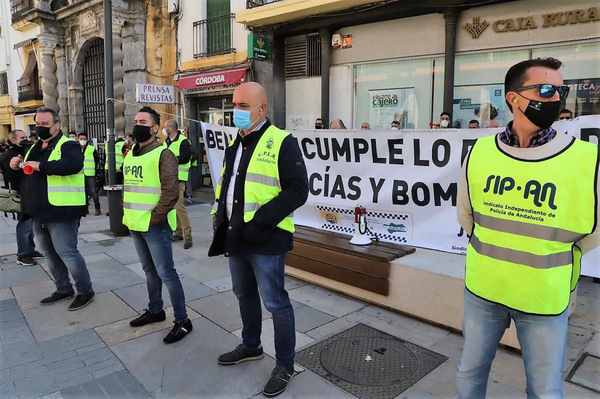 Las imágenes del pleno municipal y las protesta a la puerta del Ayuntamiento