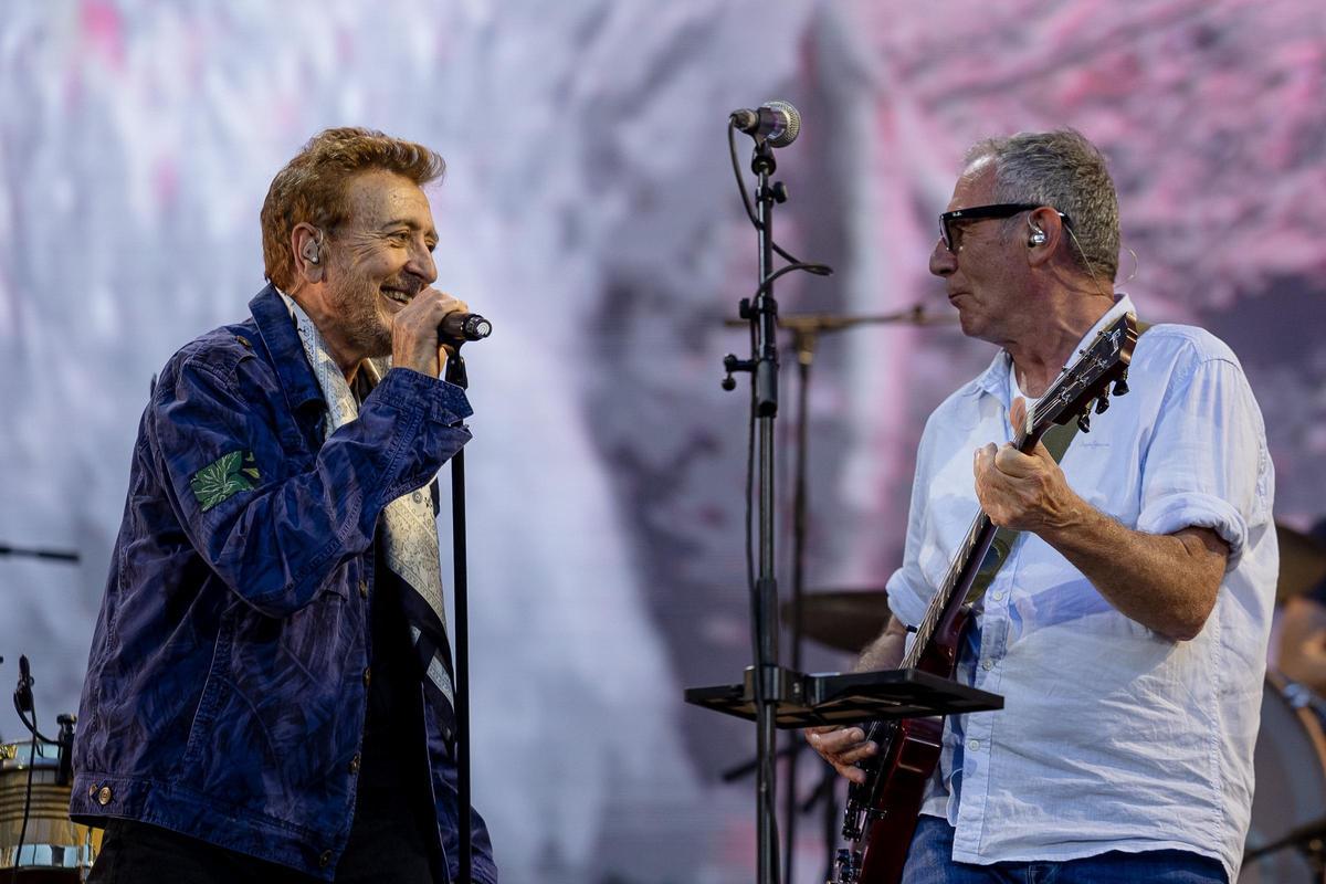 Manolo García, el cantante y vocalista del grupo español de pop-rock El Último de la Fila, durante el concierto este sábado en el Estadio Riyadh Air Metropolitano.