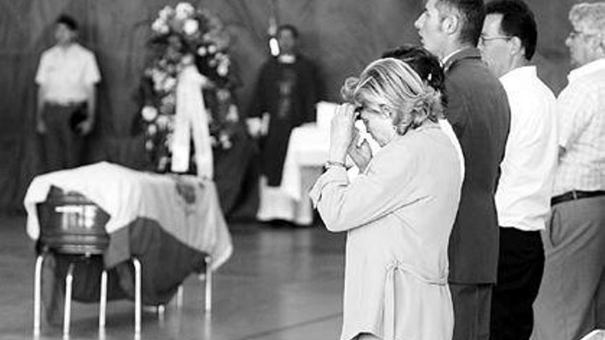 Familiares del sargento Joaquín López Moreno, durante el funeral de Estado, ayer en Colmenar Viejo. / F. alvarado