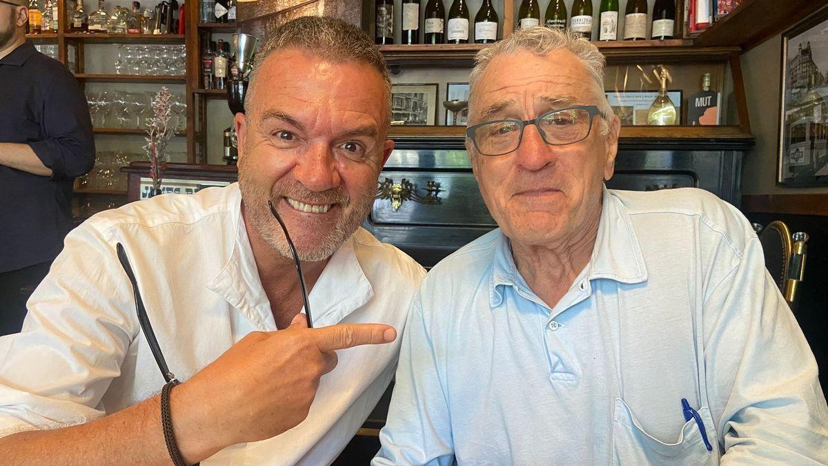 NiroRobert de Niro pasó antes por Barcelona. En la foto posa con el restaurador Kim Dáiz.