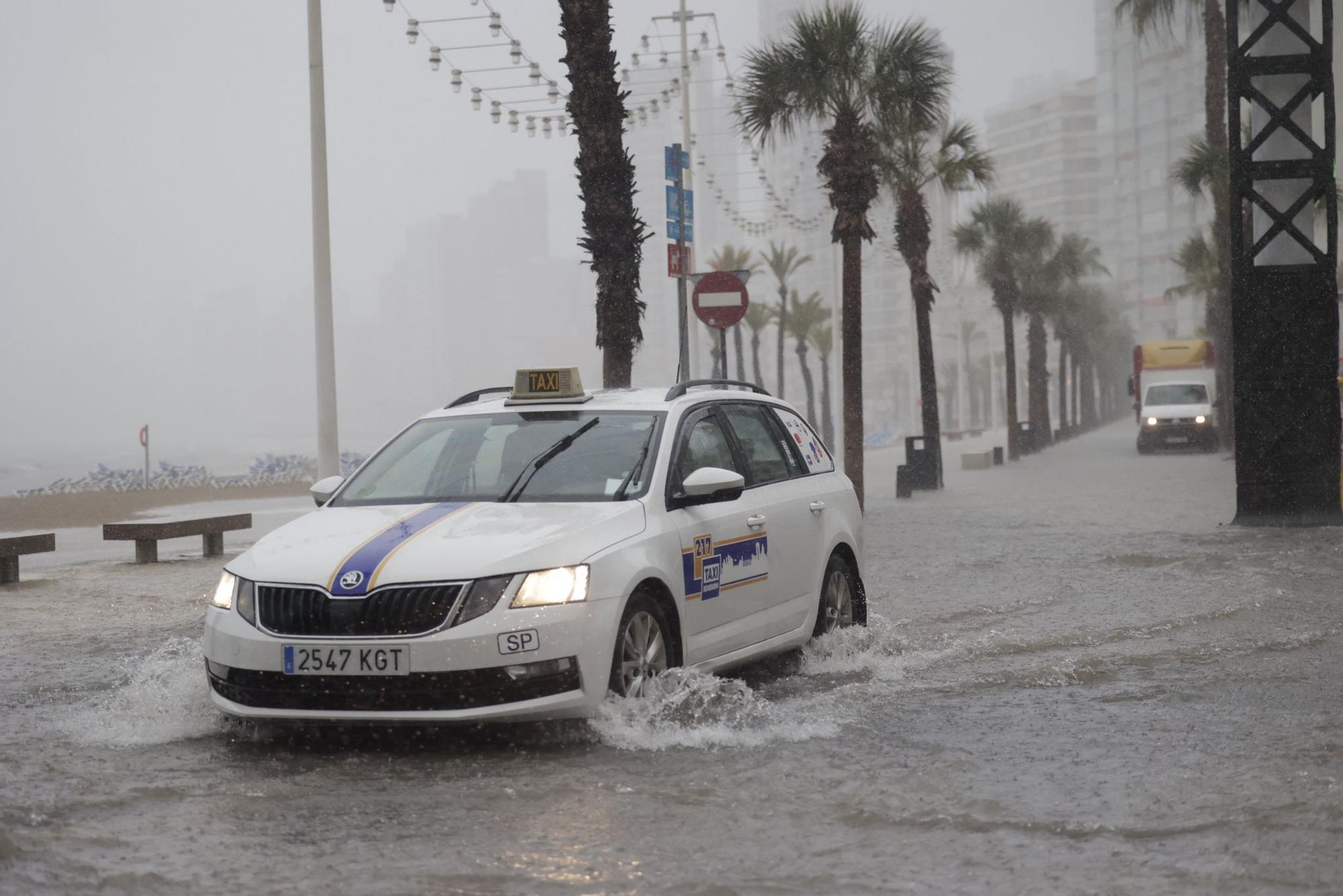La lluvia inunda las calles de Benidorm