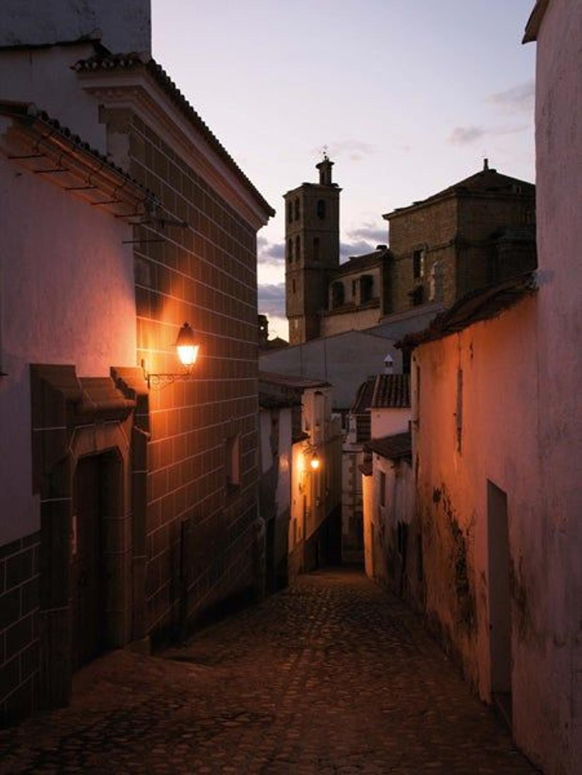 Calle de la Soledad en Alcántara, con el templo parroquial de Santa María de Almoçovar al fondo.