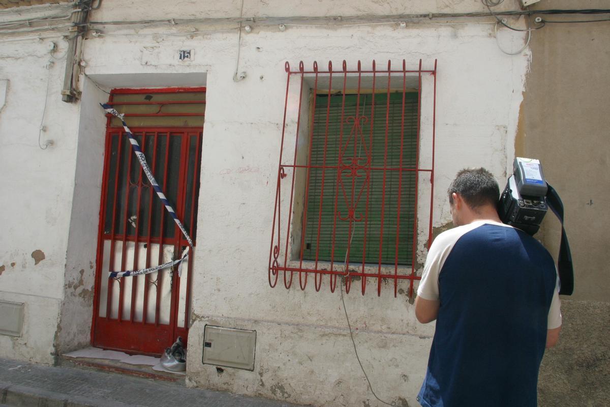 Un cámara toma una imagen del exterior de la vivienda de Barriomar donde la menor estuvo secuestrada y finalmente fue asesinada.