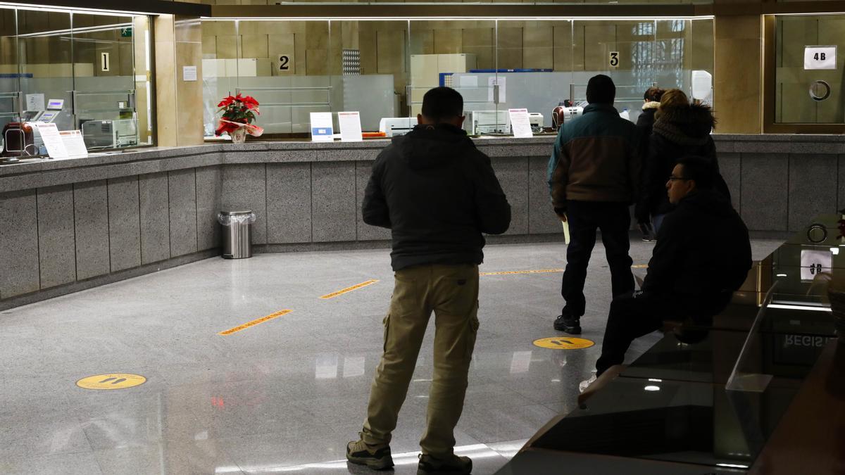 El interior de la oficina del Banco de España en Zaragoza este martes, en el primer día que se presta atención con cita previa.